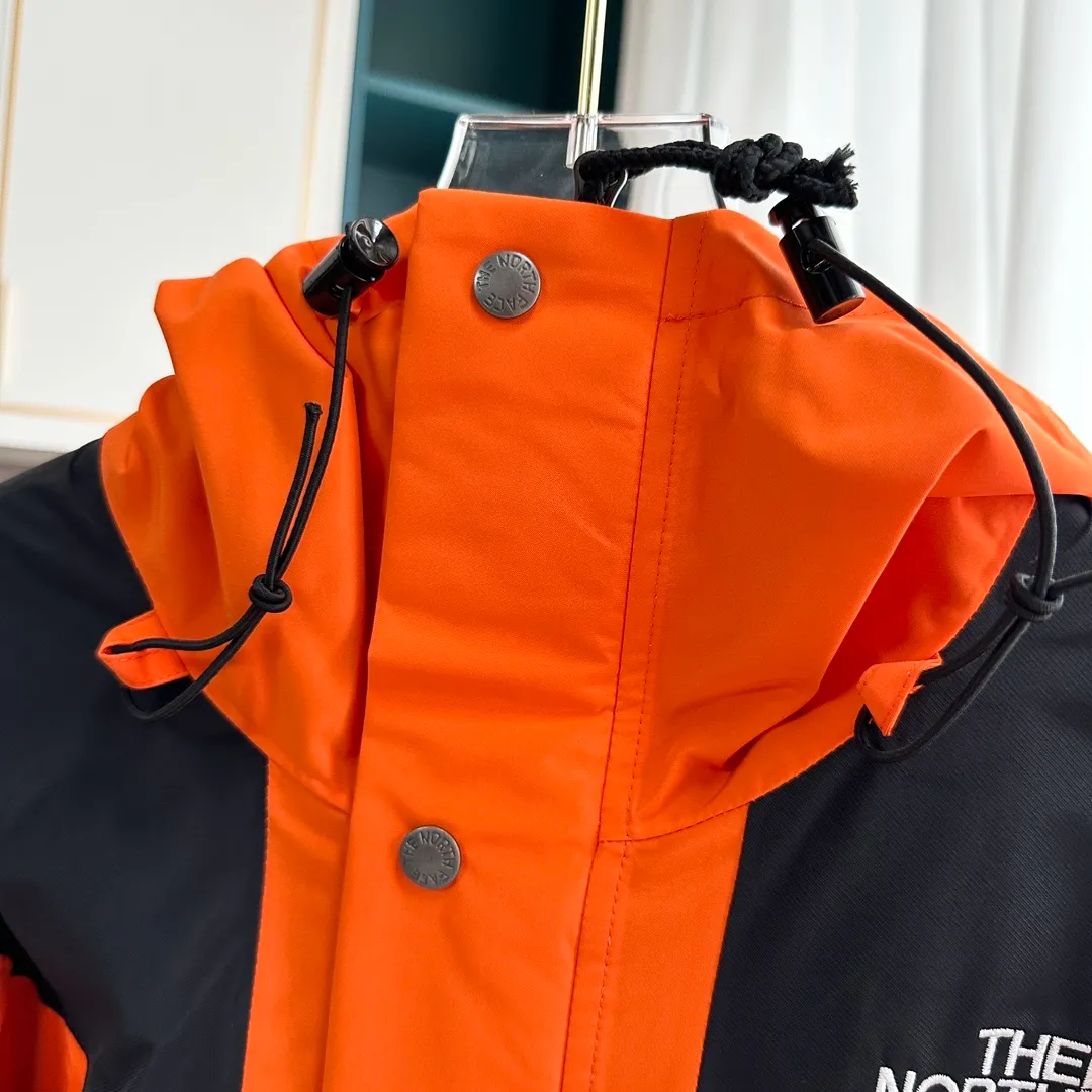 Style No.: C 01 P240 Top Original Violent Orange 𝐓𝐡𝐞 𝐍𝐨𝐫𝐭𝐡 𝐅𝐚𝐜𝐞 ｜𝟭𝟵𝟵𝟬 𝐆𝐨𝐫𝐞-𝐓𝐞𝐱｜TNF North Face Classic Jacket 1. Waterproof to the international ISO standard 90 (ISO 4) level to achieve the rolling effect of water droplets on a lotus leaf! 2. Fabric: 2L double-layer Gore-tex fabric is used. The surface layer of the fabric is made of ultra-high-strength waterproofing and the inner layer is covered with film, so it achieves a three-layer waterproof effect, making the garment waterproof and anti-fouling and breathable for excellent outdoor effects. 3. Embroidery: Imported Barudan/Behringer embroidery machine restores ZP. BEHRINGER's 10,000-needle embroidery is neat and three-dimensional, with full three-dimensionality and the charm of each letter. Each stroke has a strong three-dimensional effect. 4. Accessories: Original YKK zipper for the whole garment, which can withstand 100,000 pulls and wear, and original Velcro. The four-button buttons are customized from the original Japanese SELEX. 5 buttons are all in the same direction. The washed QR code is consistent with zp and can be scanned! 6. The entire garment adopts heat-sealing and gluing technology, and all seams are bonded with high-temperature gluing. Size xs s m L x L xx L